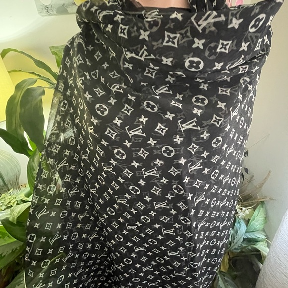 Louis Vuitton Silk Monogram Scarf. - Picture 13 of 16